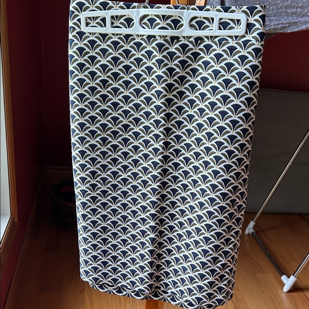 Ann Taylor Factory Navy and Cream Patterned Pencil Skirt